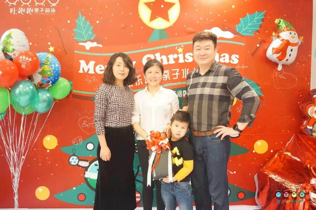 吐泡泡天河店周年庆典“圣诞欢乐颂 亲子水上趴”引爆广州亲子游泳圈