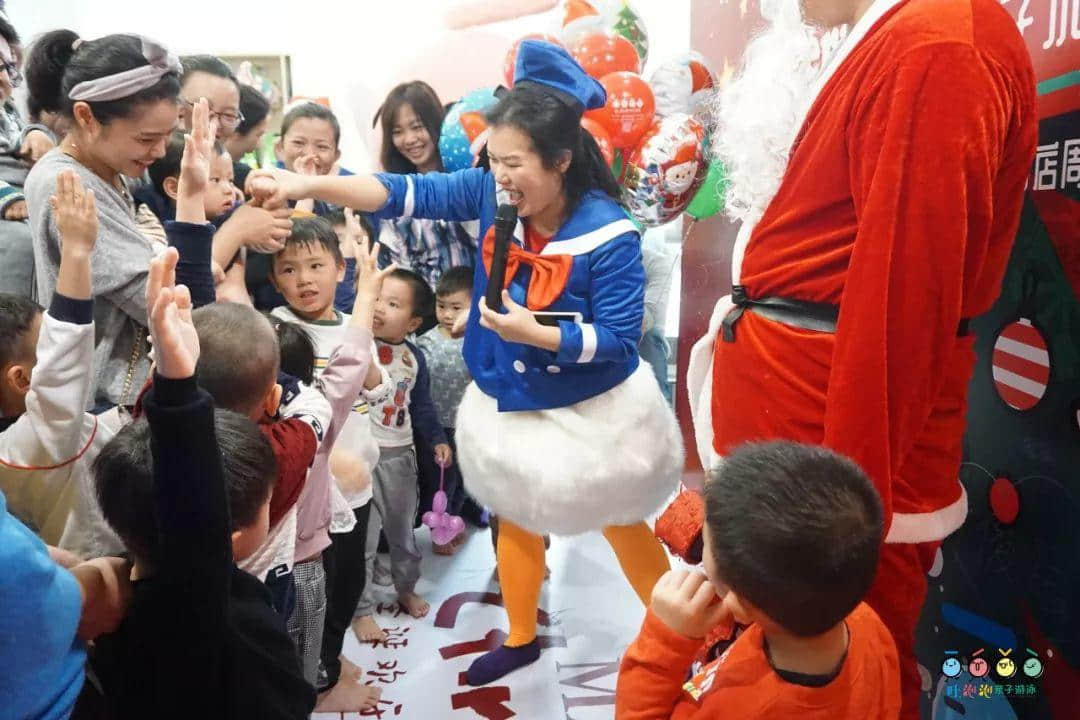 吐泡泡天河店周年庆典“圣诞欢乐颂 亲子水上趴”引爆广州亲子游泳圈