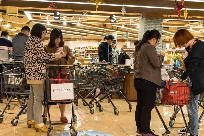因为一支吸管,香港人吵起来了…… 因为一支吸管,香港人吵起来了……