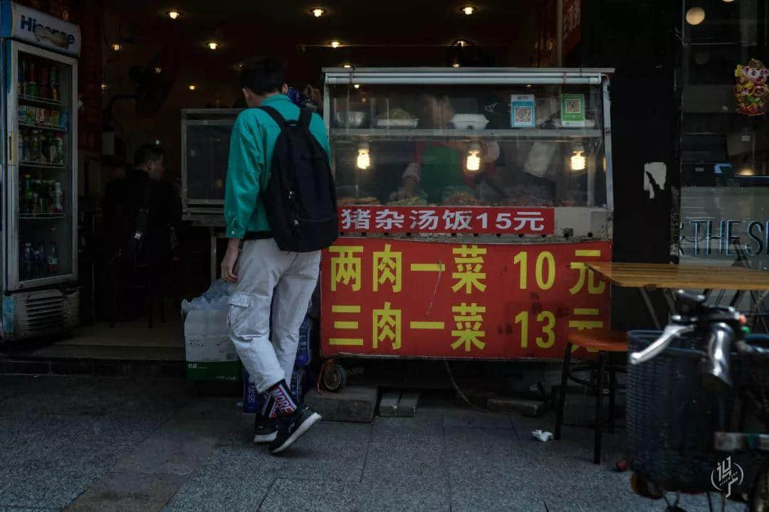 月薪五六百,蜗居棠下村 月薪五六百,蜗居棠下村