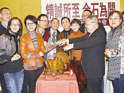 这位自带BGM的喜剧演员身上,有你不知道的香港粤剧浮沉史 这位自带BGM的喜剧演员身上,有你不知道的香港粤剧浮沉史
