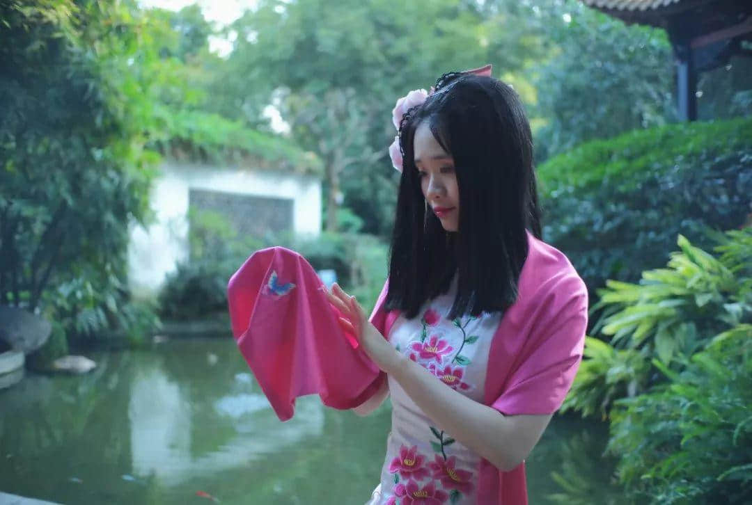 李子若:古典与盏鬼并存的资深演员 李子若:古典与盏鬼并存的资深演员
