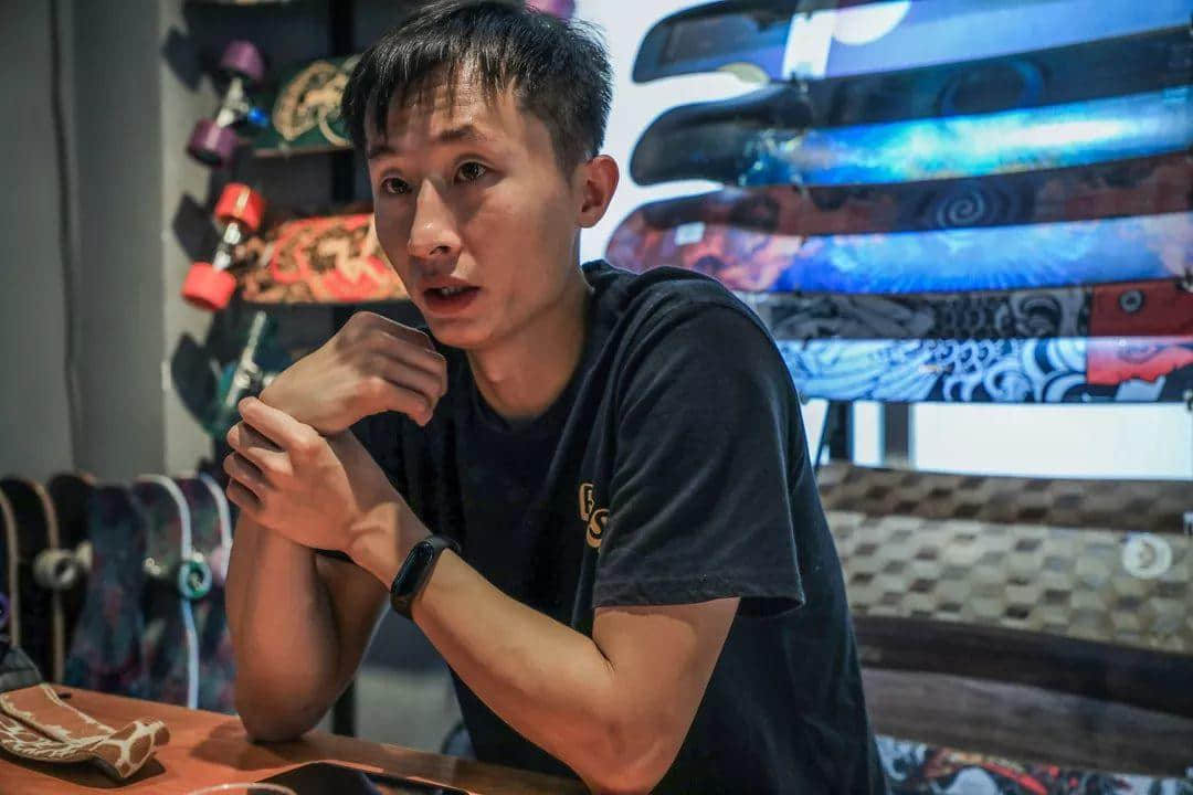 这是你在广州能找到的唯一一间长板实体店