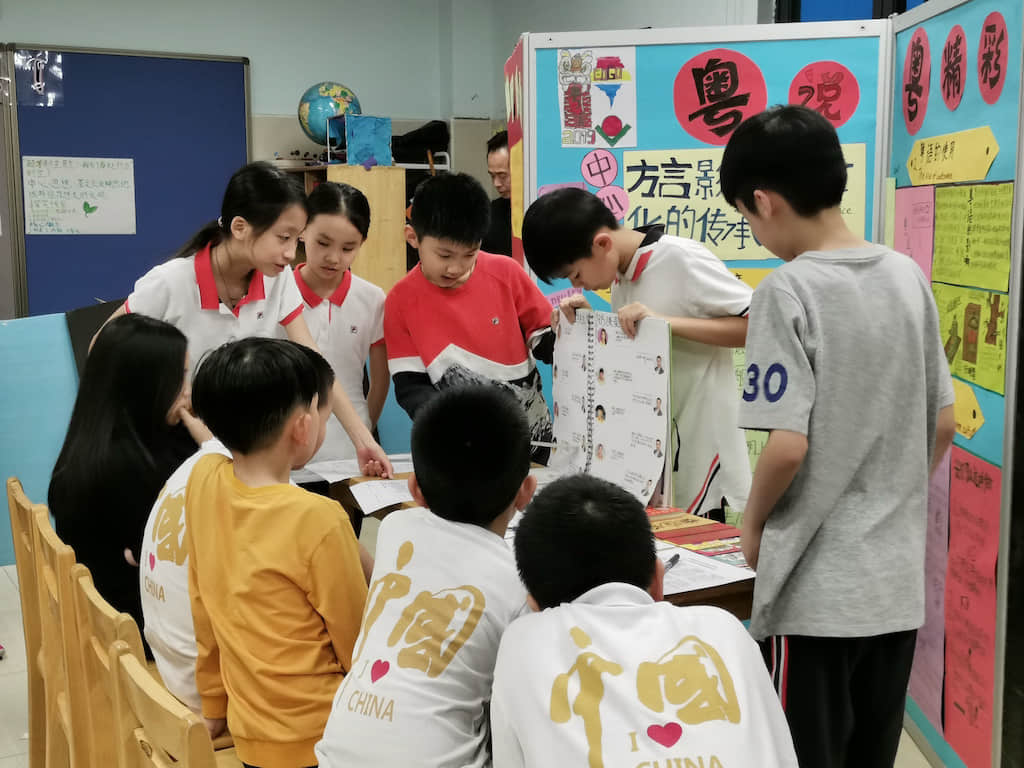 向家长来宾宣传保护方言 向家长来宾宣传保护方言