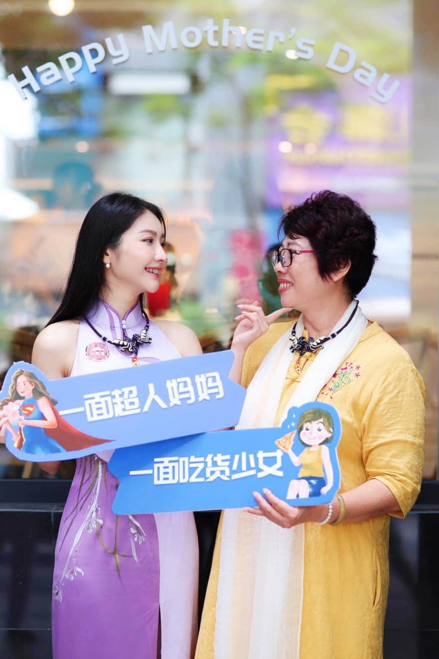 维维和妈妈一起在必胜客度过难忘的母亲节