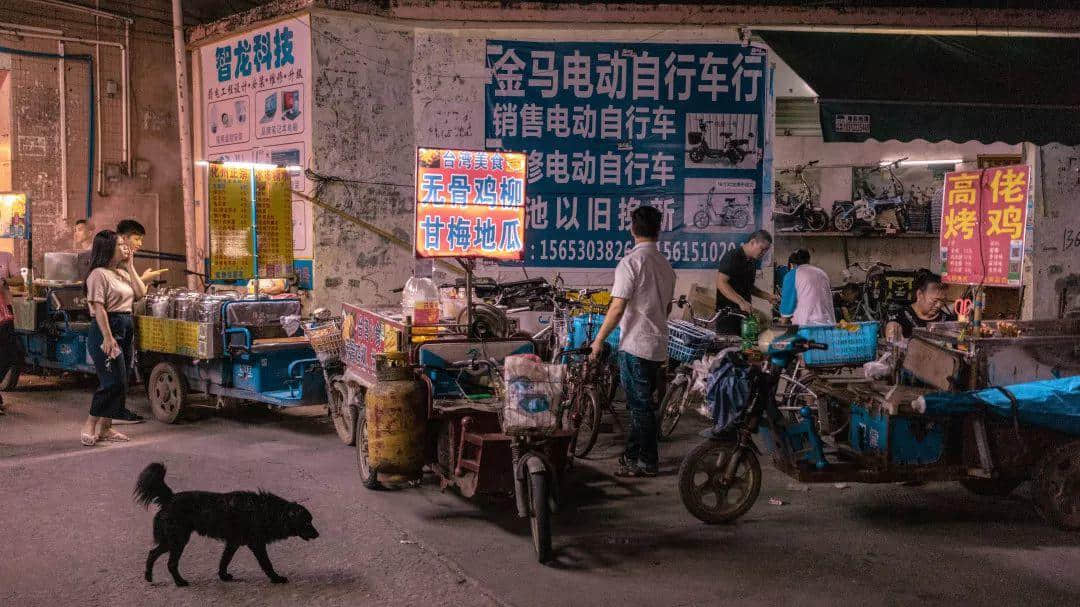 你在天河的市中心纸醉金迷，我在北亭的宵夜摊烂醉如泥