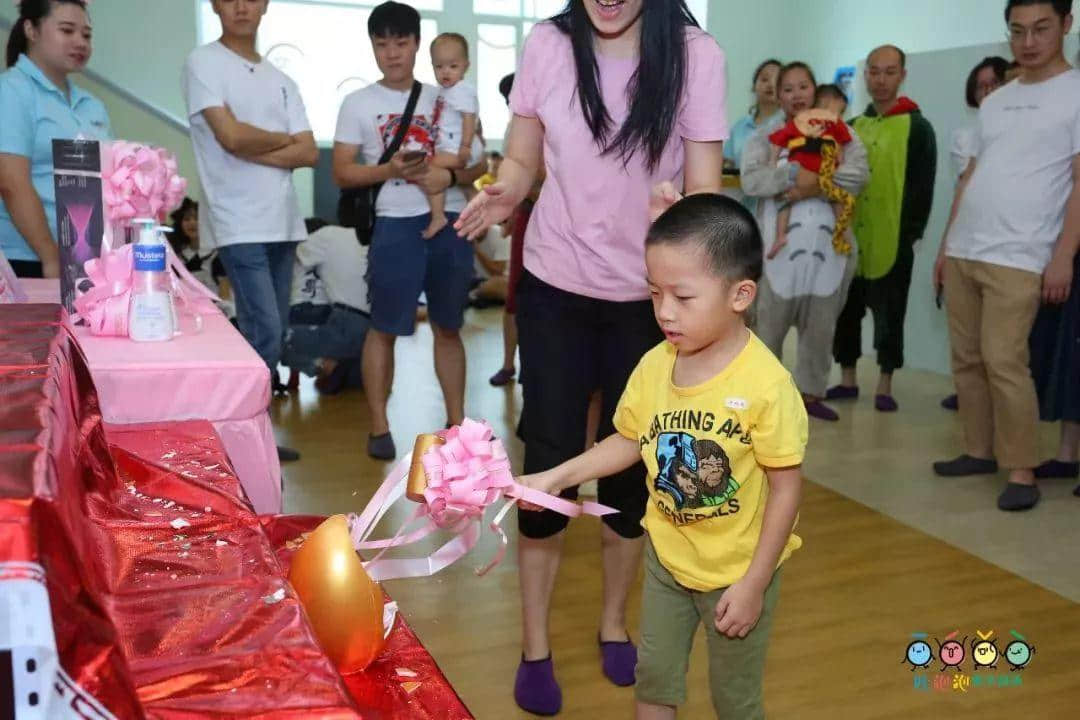 “感恩•臻爱•成长——两店同庆 感恩遇见” 暨吐泡泡亲子游泳俱乐部番禺店周年庆