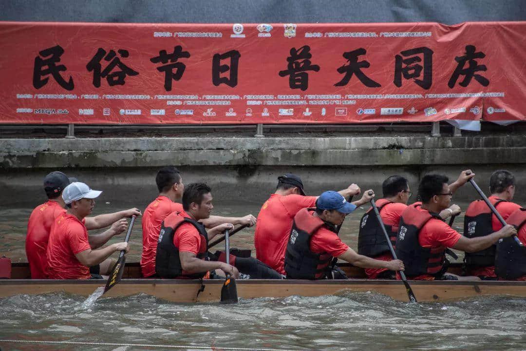 广州年轻人宁愿吃鸡不看龙舟 | 广府龙舟文化会式微吗？