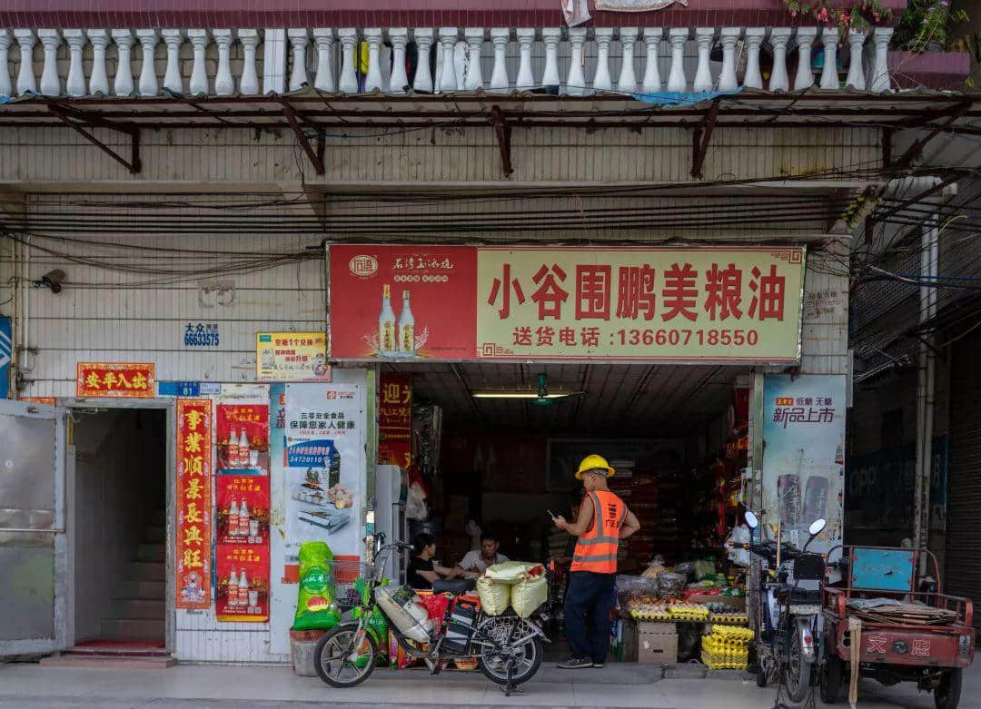 你在天河的市中心纸醉金迷，我在北亭的宵夜摊烂醉如泥