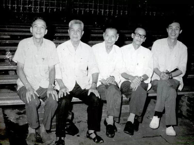 陈干臣:现代粤语讲古第一人 老艺人合影,左起崔大伦、潘耀庭、廖华轩、关心民、颜志图