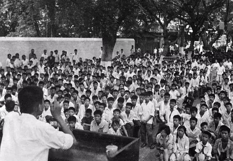 陈干臣:现代粤语讲古第一人 20世纪80年代广州文化公园说书时盛况,颜志图先生供图