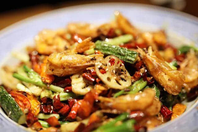 【欣知食】︱酸菜、红椒与鲈鱼的《三国演义》 【欣知食】︱酸菜、红椒与鲈鱼的《三国演义》
