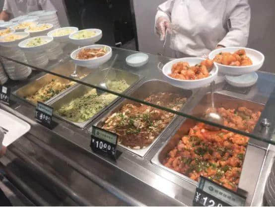 月薪过万,午餐照样猪脚饭 月薪过万,午餐照样猪脚饭
