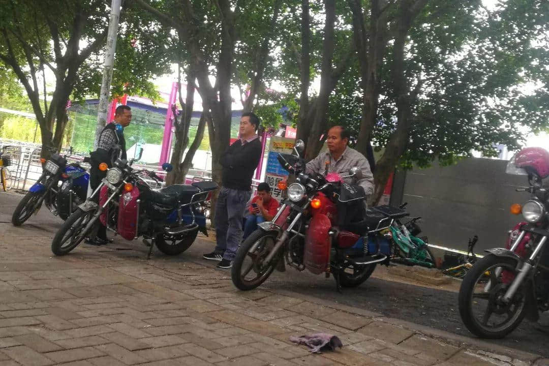 大学城拆迁15年:有人奔驰宝马,有人扫地营生 大学城拆迁15年:有人奔驰宝马,有人扫地营生