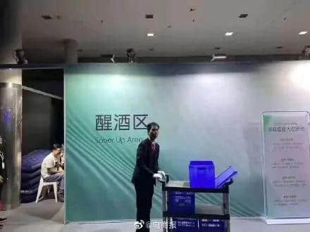 我哋呢班打工仔,日日做奴隶,仲要落班彩排搞年会 我哋呢班打工仔,日日做奴隶,仲要落班彩排搞年会