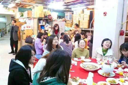 我哋呢班打工仔,日日做奴隶,仲要落班彩排搞年会 我哋呢班打工仔,日日做奴隶,仲要落班彩排搞年会