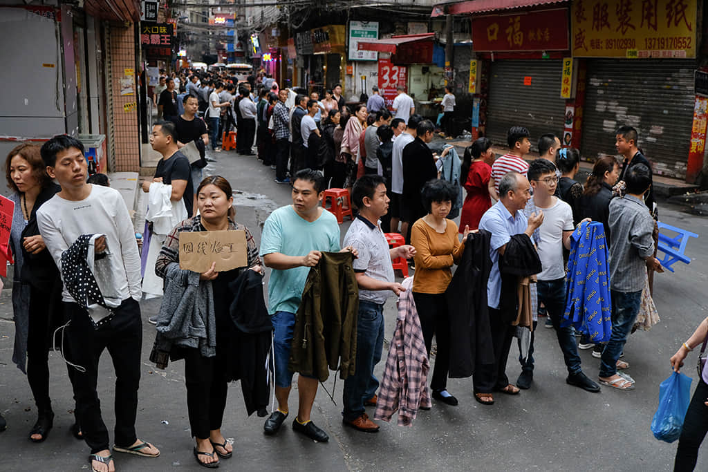 每年春节过后，康隆大街、鹭江运动场都挤满了前来招工的湖北籍制衣厂老板和前来应聘的打工者