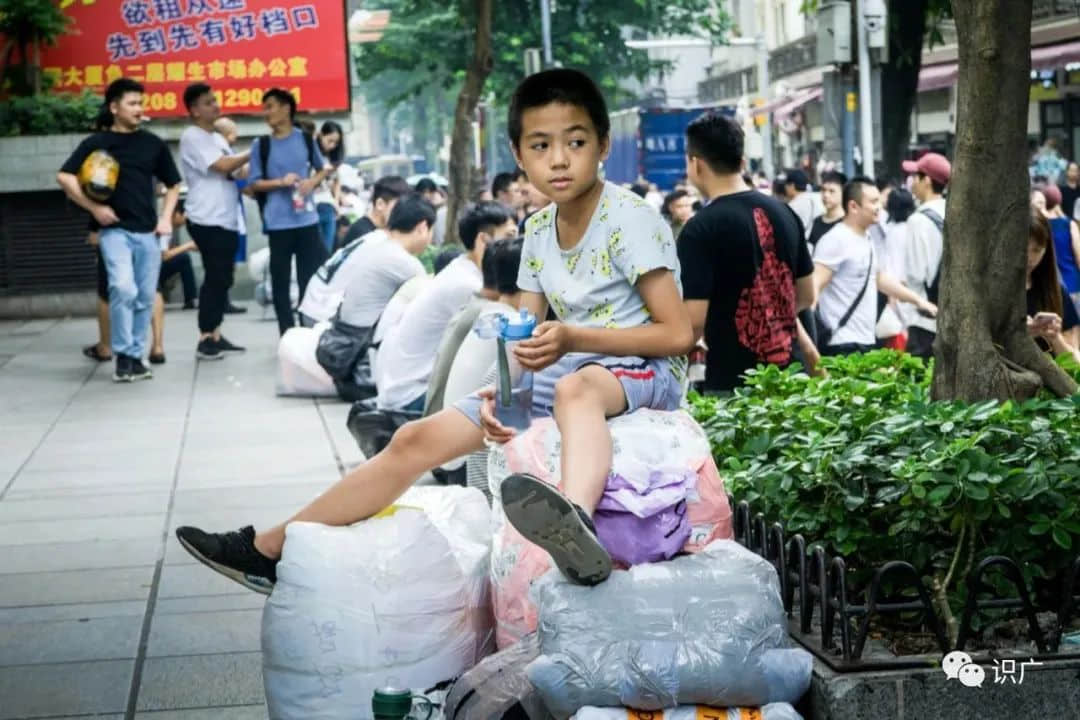 广州拉货工:“卖力”维生的时代边缘人 广州拉货工:“卖力”维生的时代边缘人
