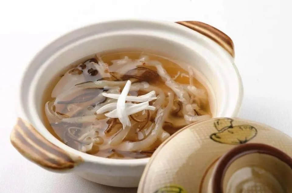 近代名门家宴与现代名厨私房菜 原版的太史蛇羹是用五种蛇来做的,但现在已被简化