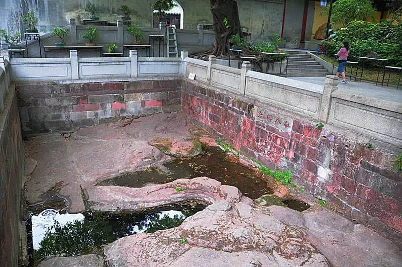 五仙观神秘的仙人拇迹,坊间的各种传闻 五仙观神秘的仙人拇迹,坊间的各种传闻