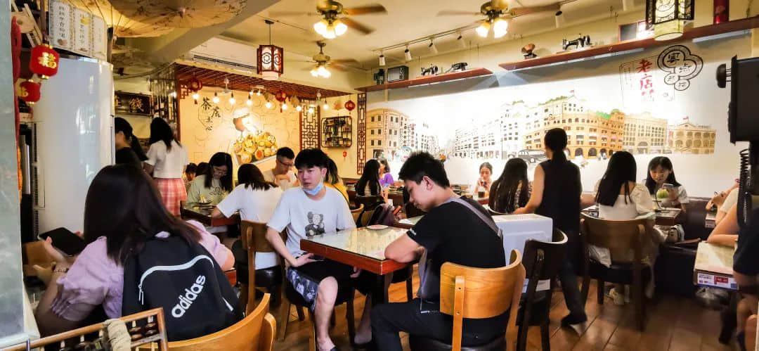 广州80后女生在天河CBD织梦,只为重温童年时的街坊茶楼 广州80后女生在天河CBD织梦,只为重温童年时的街坊茶楼