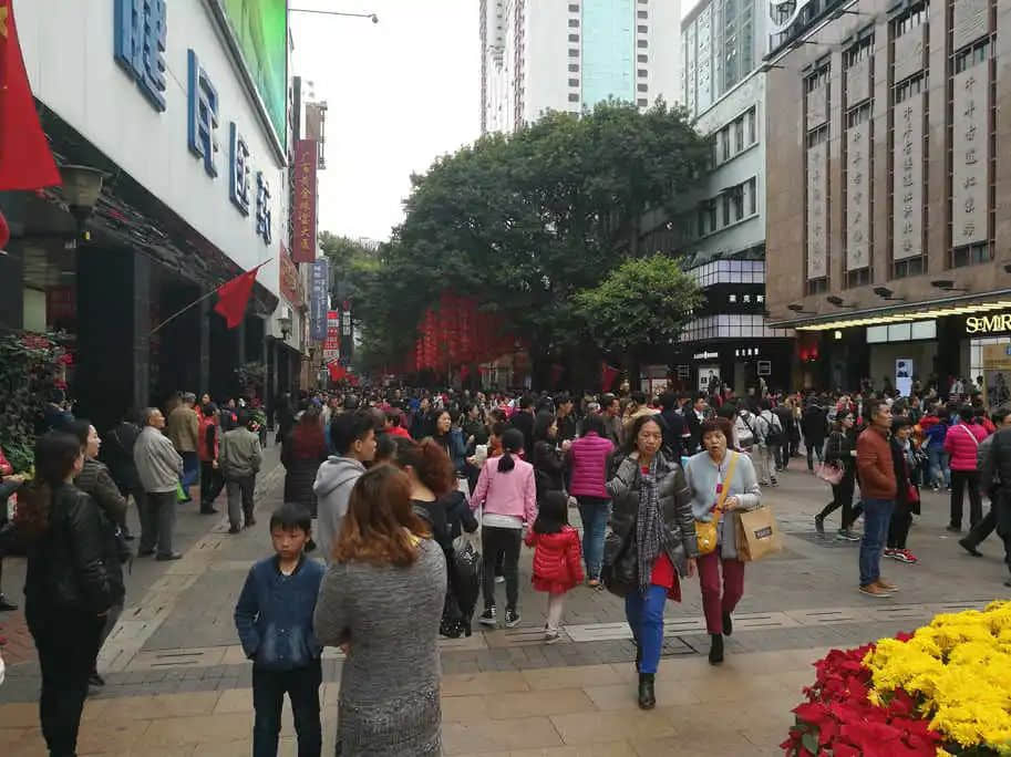 人海人潮，北京街的舞台场景转换