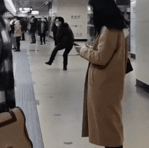 “为年会奋不顾身的我,穿上了老婆的蓬蓬裙......” “为年会奋不顾身的我,穿上了老婆的蓬蓬裙......”