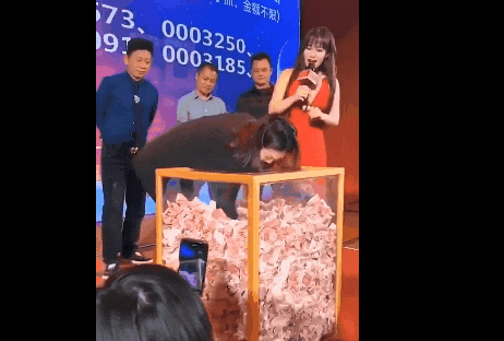“为年会奋不顾身的我,穿上了老婆的蓬蓬裙......” “为年会奋不顾身的我,穿上了老婆的蓬蓬裙......”