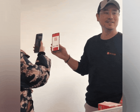 “为年会奋不顾身的我,穿上了老婆的蓬蓬裙......” “为年会奋不顾身的我,穿上了老婆的蓬蓬裙......”