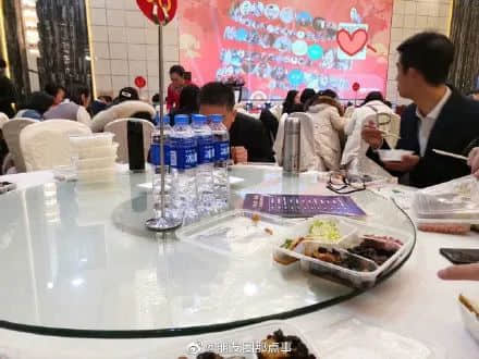 “为年会奋不顾身的我,穿上了老婆的蓬蓬裙......” “为年会奋不顾身的我,穿上了老婆的蓬蓬裙......”