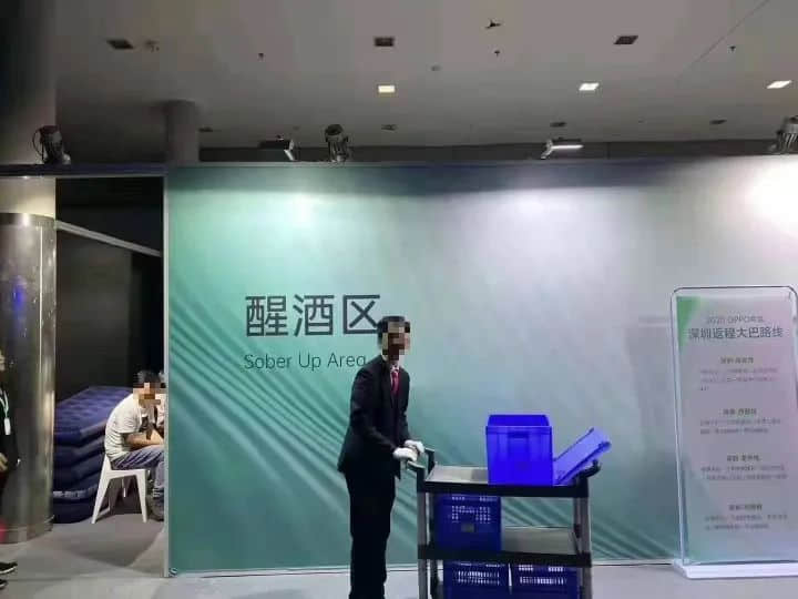 “为年会奋不顾身的我,穿上了老婆的蓬蓬裙......” “为年会奋不顾身的我,穿上了老婆的蓬蓬裙......”