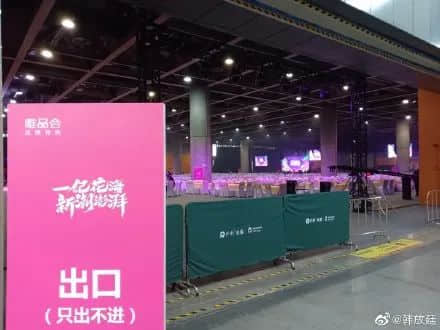 “为年会奋不顾身的我,穿上了老婆的蓬蓬裙......” “为年会奋不顾身的我,穿上了老婆的蓬蓬裙......”
