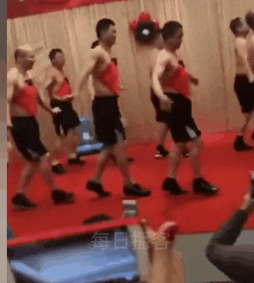 “为年会奋不顾身的我,穿上了老婆的蓬蓬裙......” “为年会奋不顾身的我,穿上了老婆的蓬蓬裙......”
