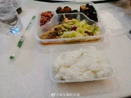 “为年会奋不顾身的我,穿上了老婆的蓬蓬裙......” “为年会奋不顾身的我,穿上了老婆的蓬蓬裙......”