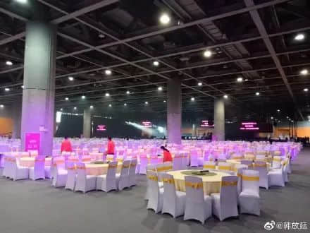 “为年会奋不顾身的我,穿上了老婆的蓬蓬裙......” “为年会奋不顾身的我,穿上了老婆的蓬蓬裙......”