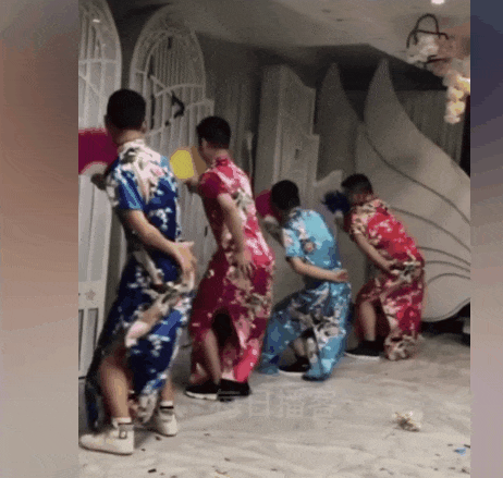 “为年会奋不顾身的我,穿上了老婆的蓬蓬裙......” “为年会奋不顾身的我,穿上了老婆的蓬蓬裙......”