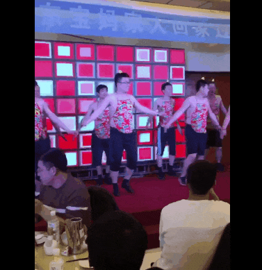 “为年会奋不顾身的我,穿上了老婆的蓬蓬裙......” “为年会奋不顾身的我,穿上了老婆的蓬蓬裙......”