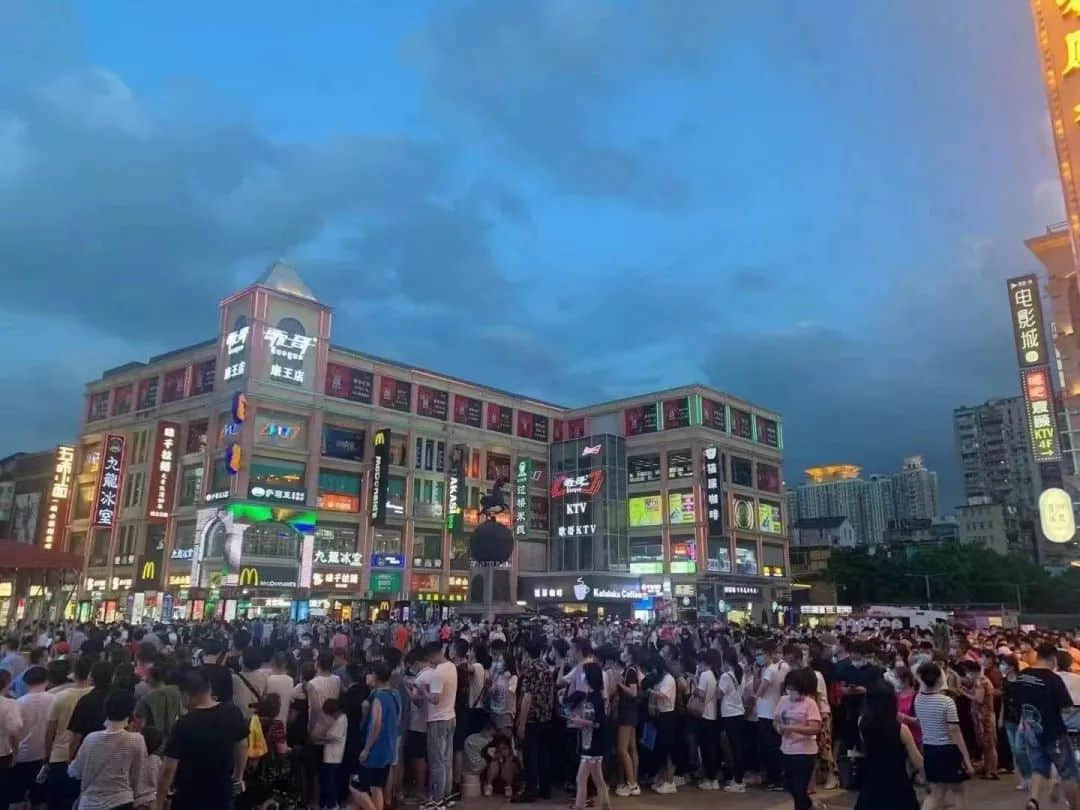 昨夜奇迹,上下九重现人山人海光辉岁月!? 昨夜奇迹,上下九重现人山人海光辉岁月!?