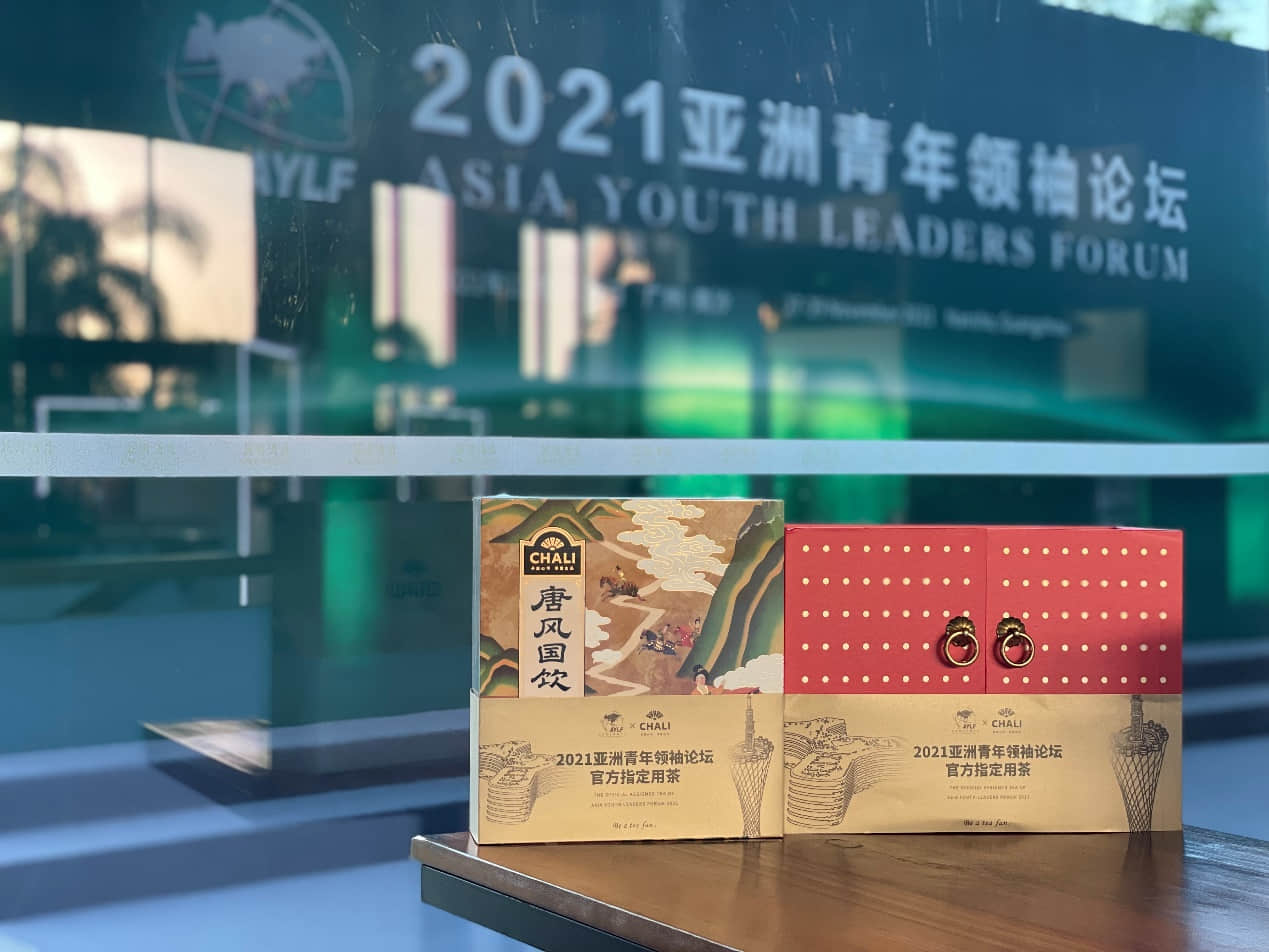 图6. CHALI茶里唐风国饮礼盒(左)、高端凤凰单枞礼盒(右)