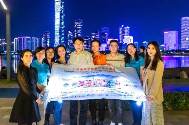 △乔友林教授(左5)牵头动员,深圳市妇幼保健院、华大基因等单位共同助力开展活动宣传