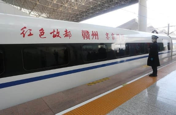 G2197次首发列车从赣州西站出发驶往深圳北站