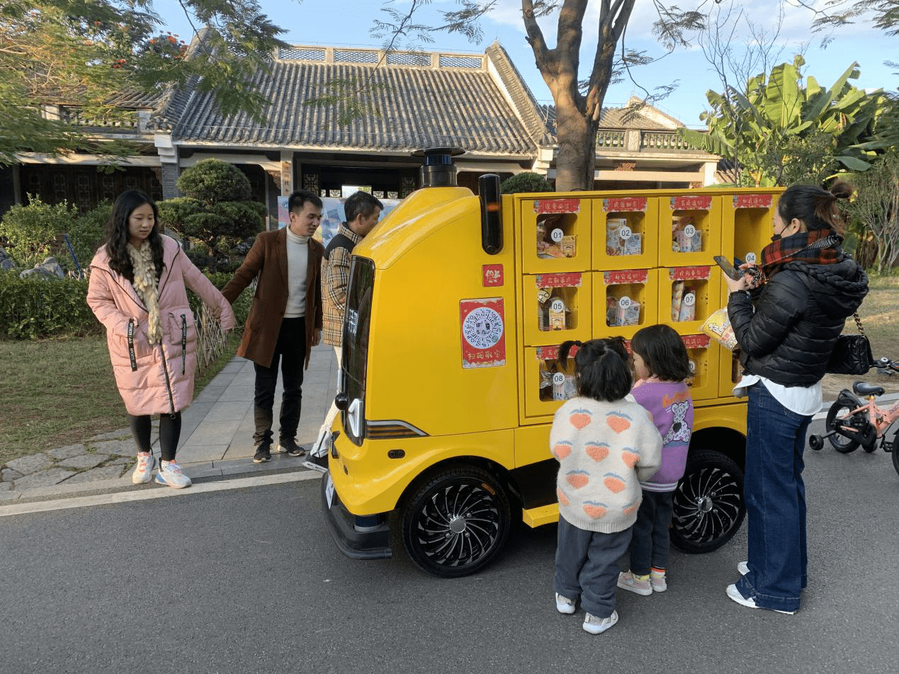 不少游客被无人车吸引并驻足观看