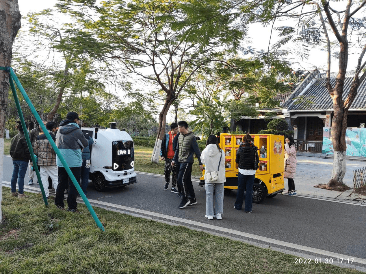 海珠公园内已经投放多辆行深智能无人零售车