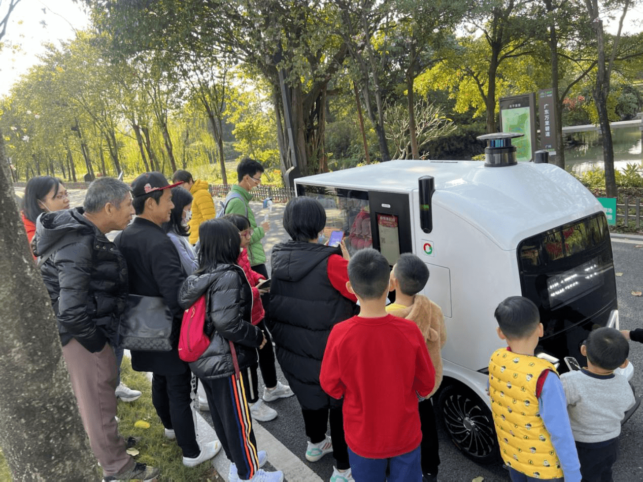无人车移动零售,让游客新奇不已,纷纷拿起手机购买商品,体验新科技应用