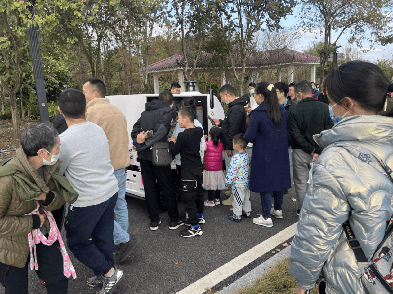 无人车巡游售卖,游园者强势围观