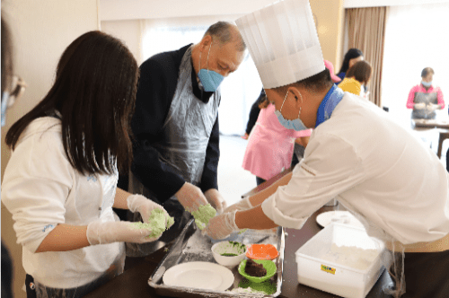 (宾客参加艾糍手工制作活动)