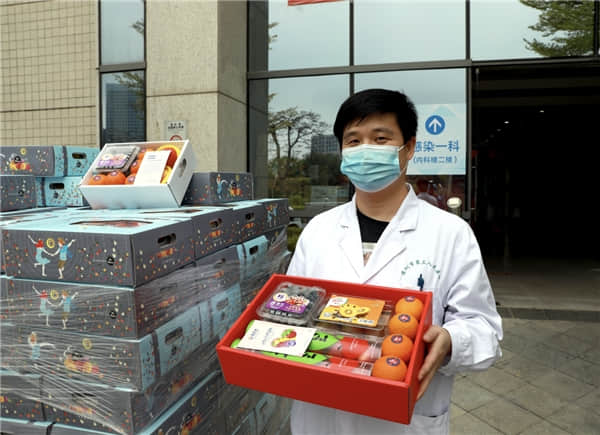 深圳市第三人民医院医生接过鑫荣懋援前线专属水果礼盒。
