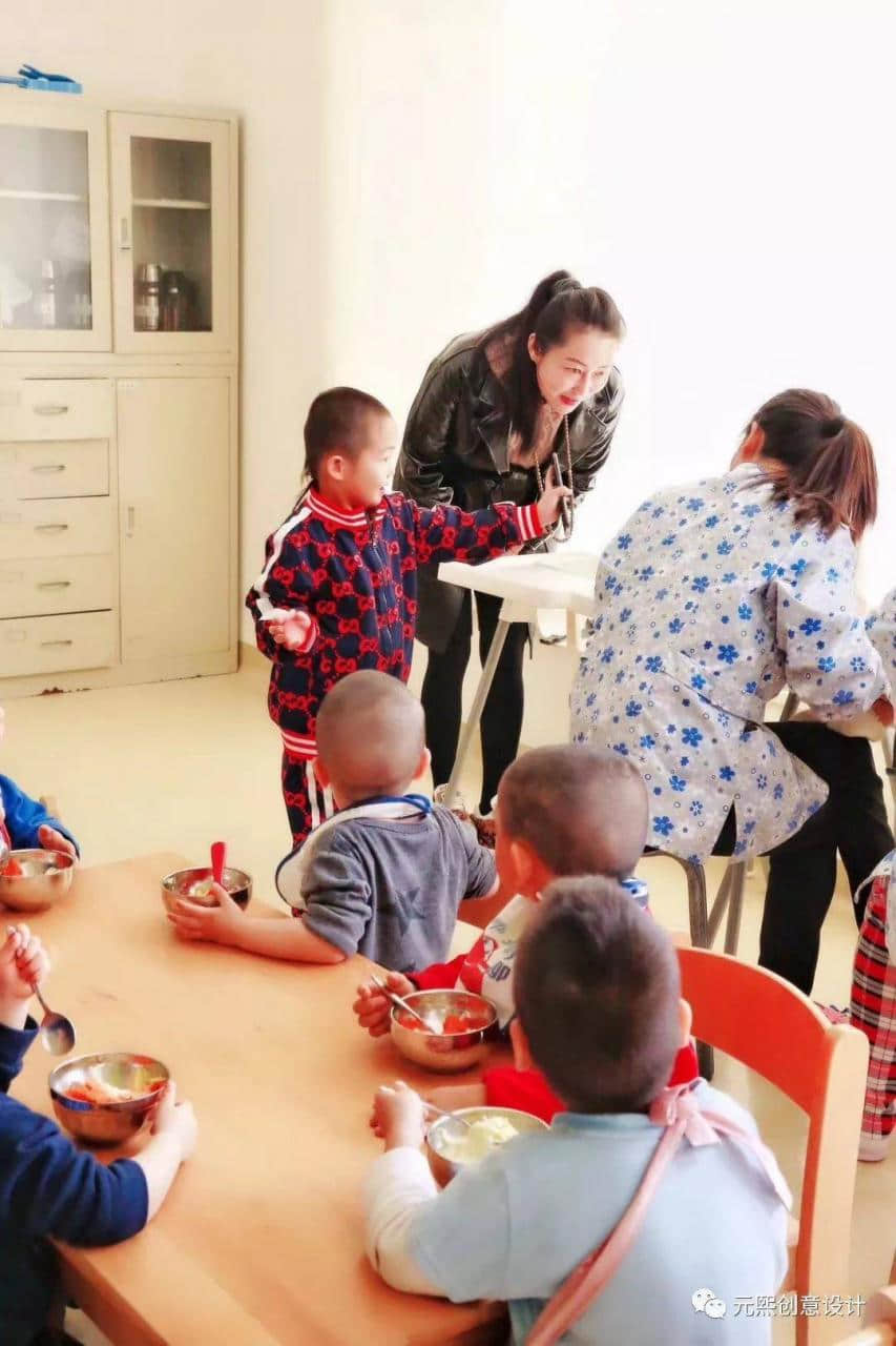 2019年设计师段元和她的儿子在儿童福利院探望福利院的孩子