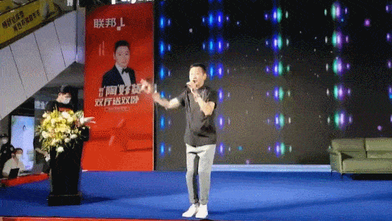 67岁的成龙大哥:在动画片劝学习,在游戏里劝氪金 67岁的成龙大哥:在动画片劝学习,在游戏里劝氪金