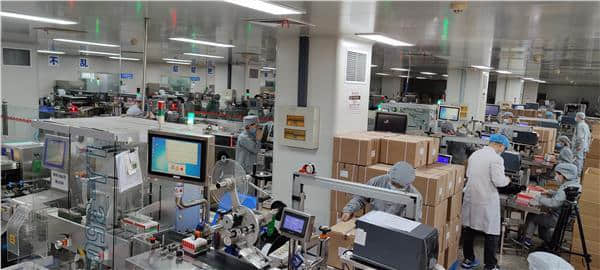 为支援香港战疫,以岭药业专门改造开辟了多条港版莲花清瘟胶囊生产线,开足马力全力保障香港市场供应。